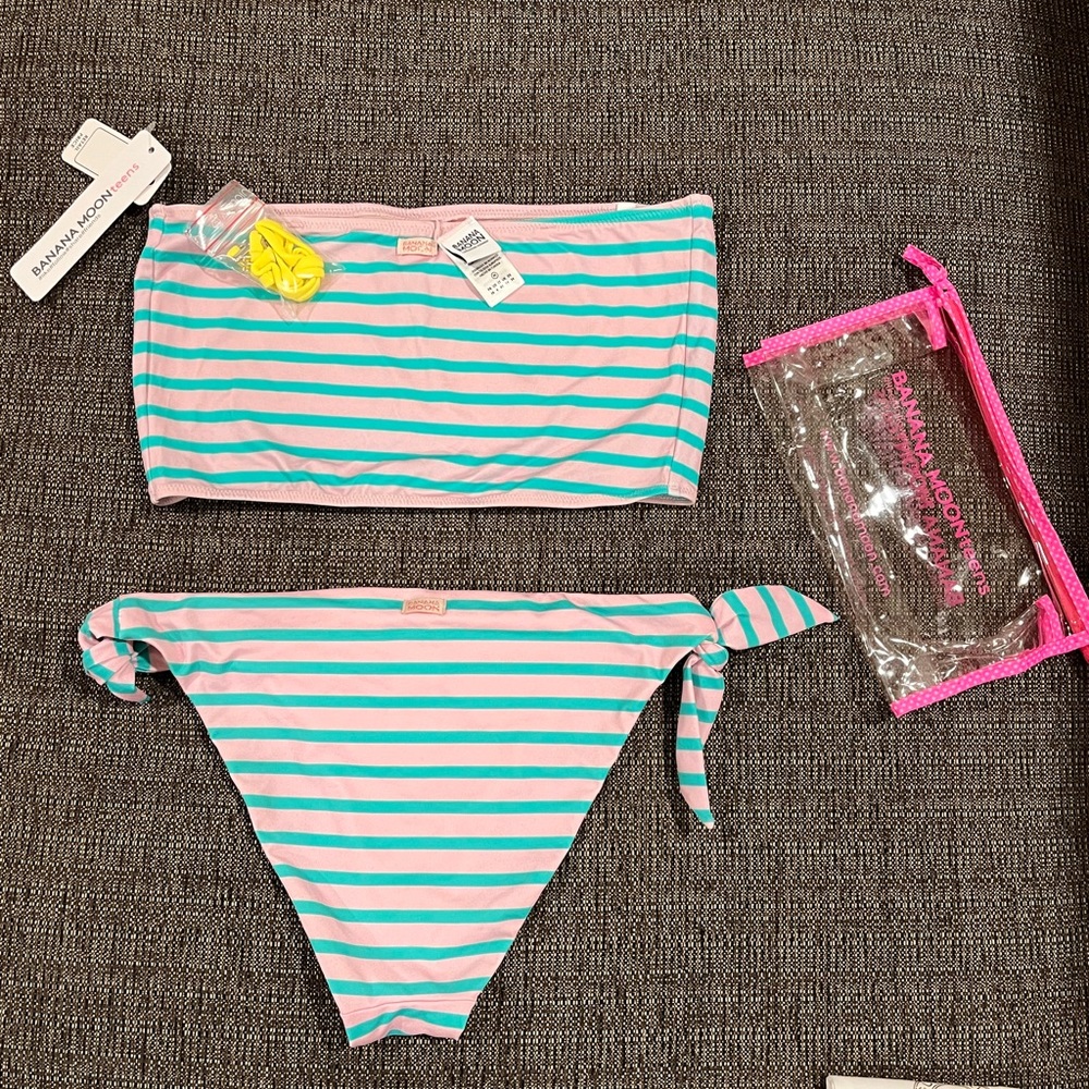 BANANA
MOON Juniors 
californian sunwear